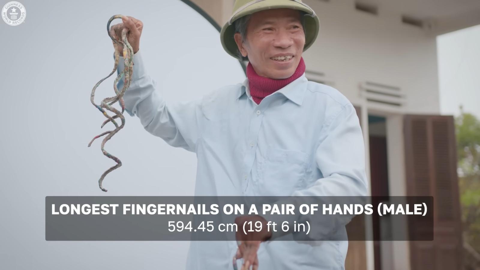 越南藝術家Lưu Công Huyền不剪指甲34年,成為健力士世界紀錄保持者。(影片截圖)