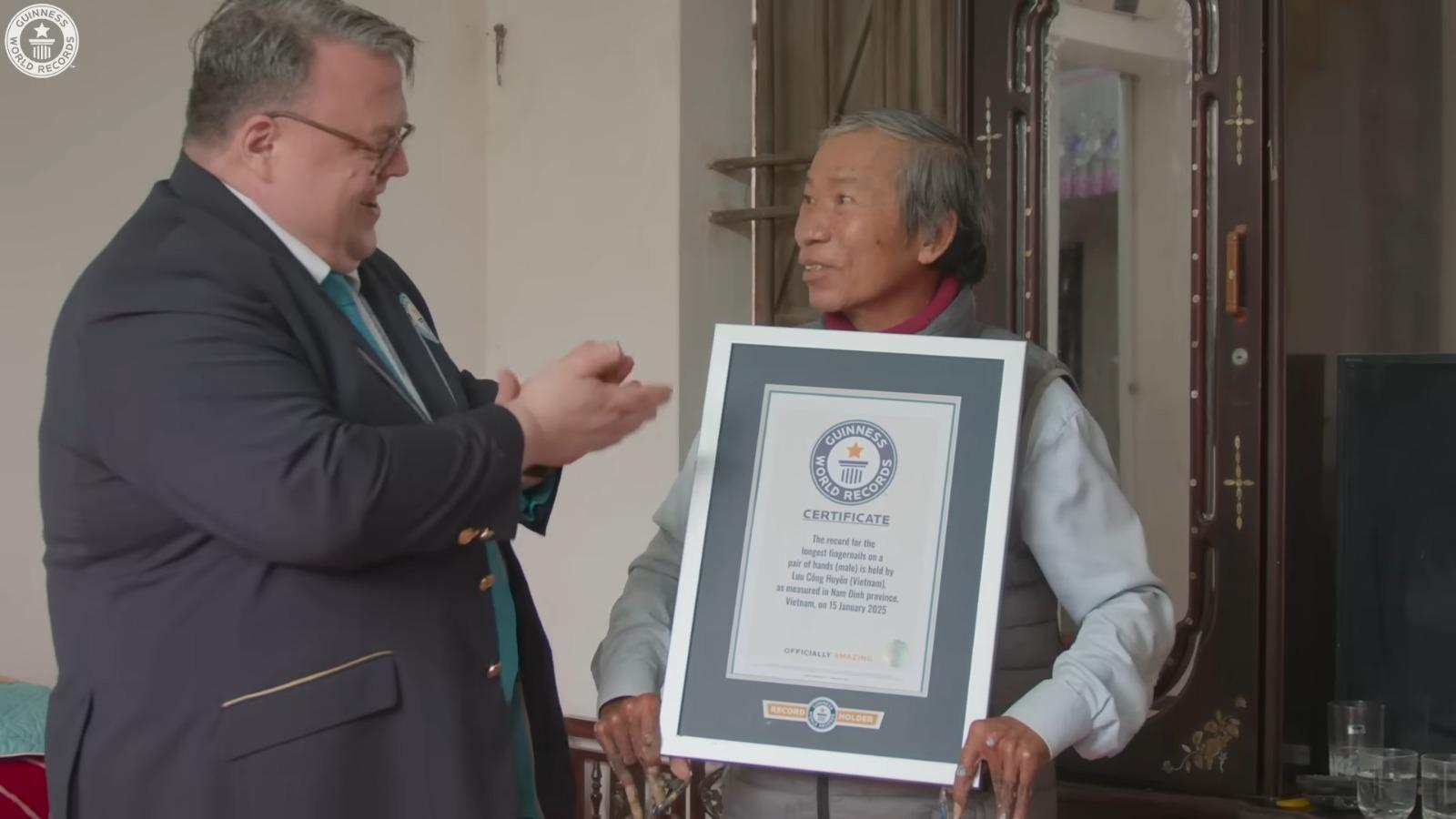 越南藝術家Lưu Công Huyền不剪指甲34年,成為健力士世界紀錄保持者。(影片截圖)