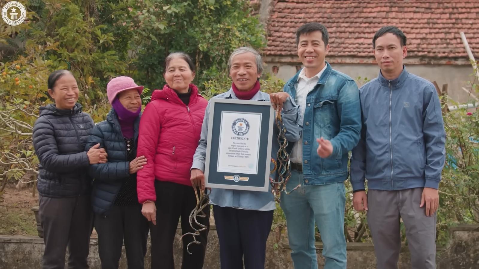 越南藝術家Lưu Công Huyền不剪指甲34年,成為健力士世界紀錄保持者。(影片截圖)