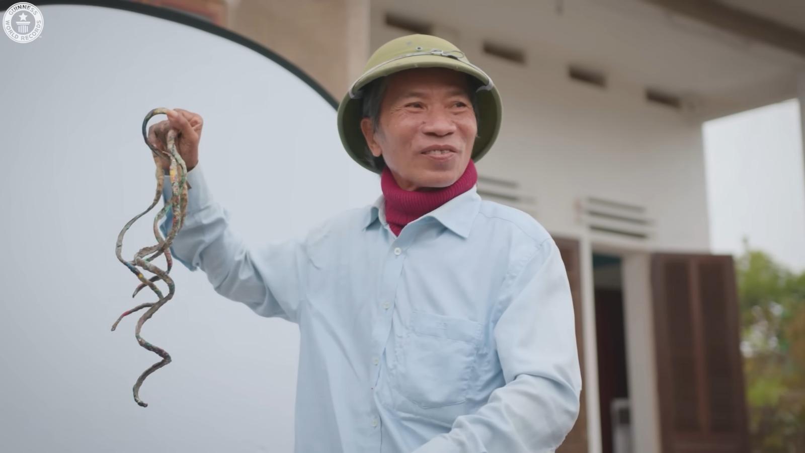 越南藝術家Lưu Công Huyền不剪指甲34年,成為健力士世界紀錄保持者。(影片截圖)