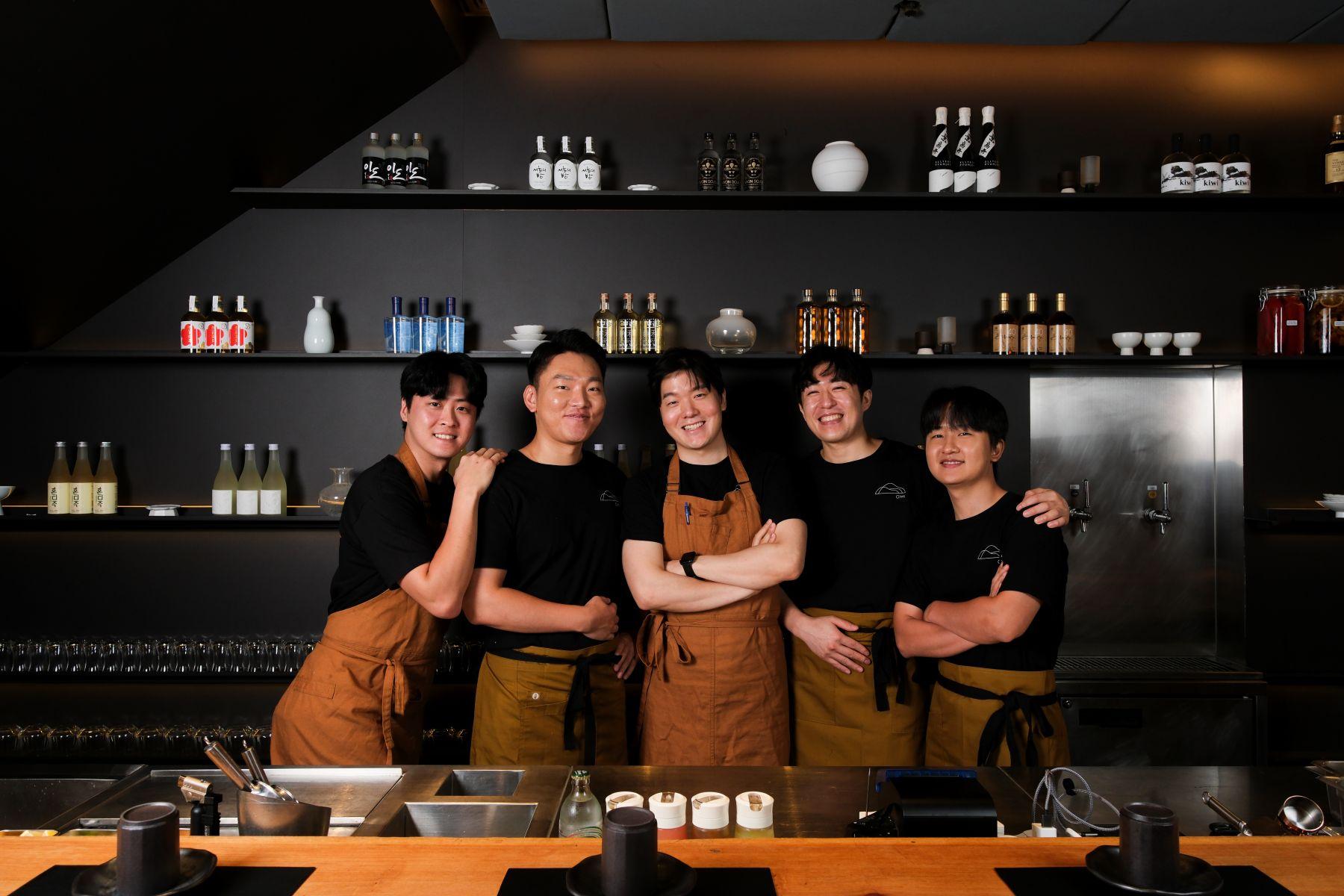 韓籍創辦人兼主廚Junwoo Choi(中)及餐飲總監Ted Ko(左二)。