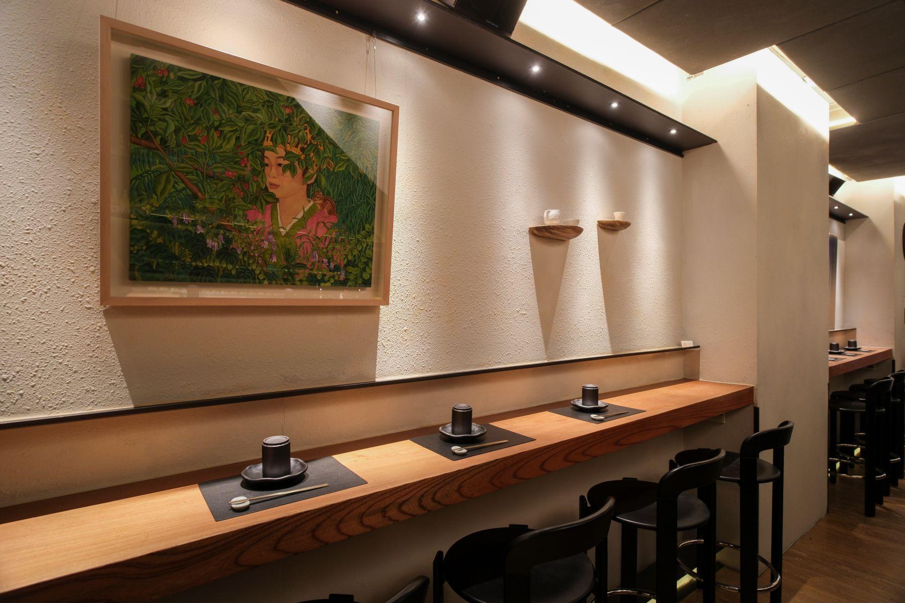 韓國主題畫作點綴餐廳。