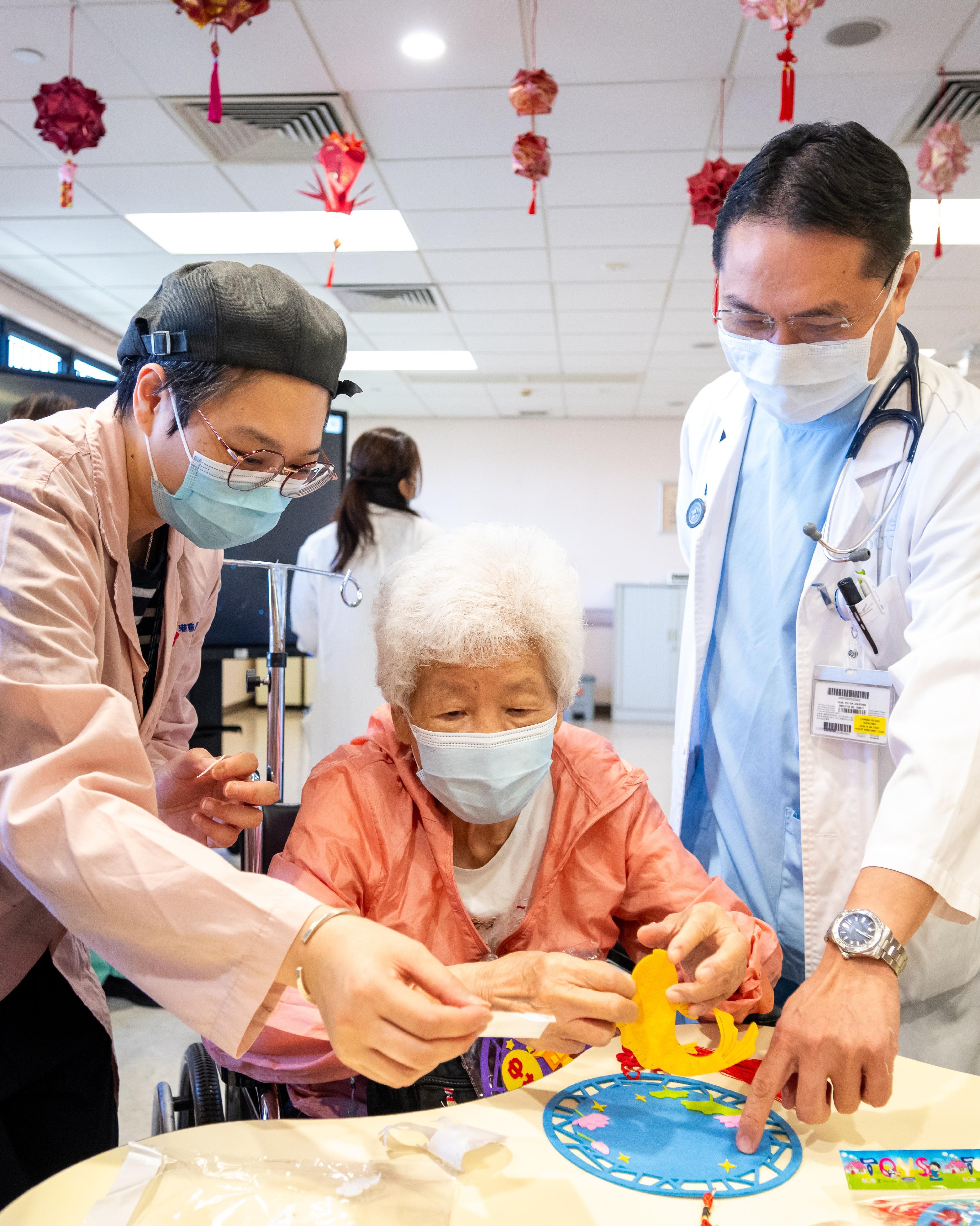 東區尤德夫人那打素醫院老人科日間醫院的醫護團隊和義工,陪伴「老友記」及照顧者製作燈籠吊飾,並在中秋裝飾前合照留念,送上節日祝福,共度溫馨時光。(政府新聞處)