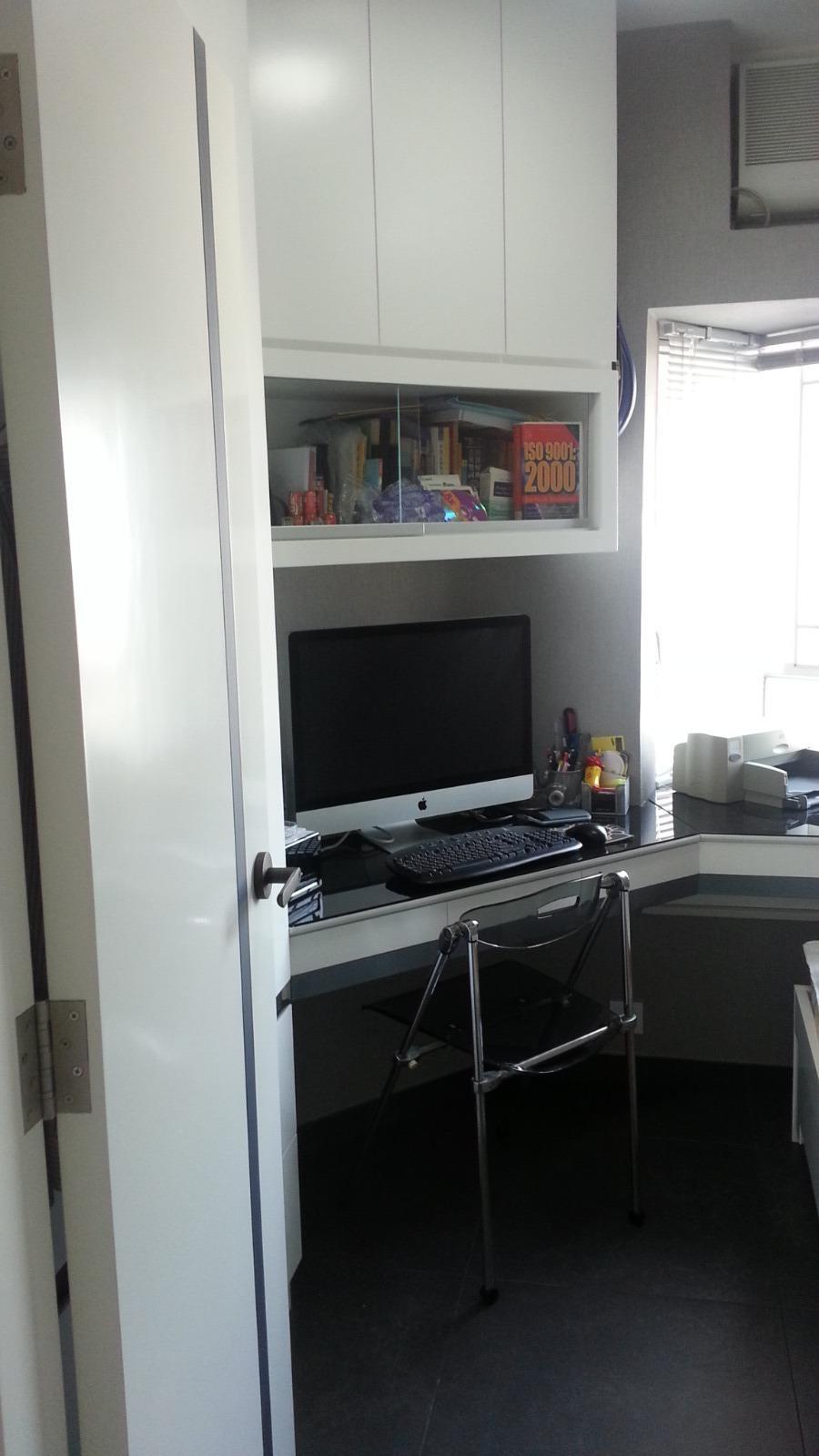 單位裝修新淨,其中一個睡房設有訂製組合書桌,十分實用。(代理提供)