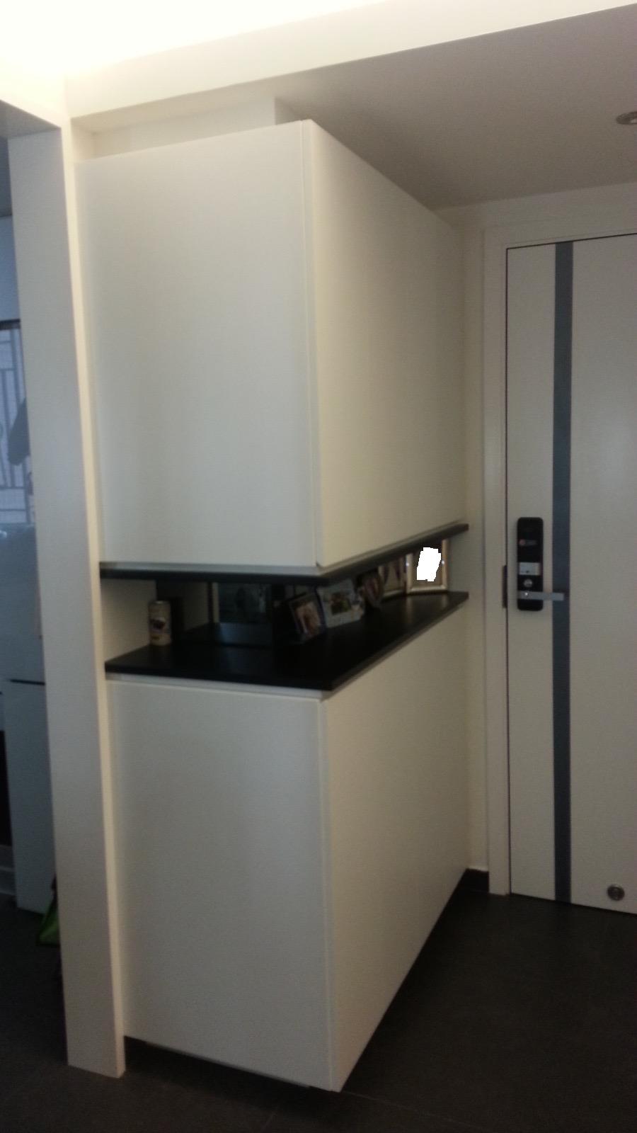 玄關設有訂製鞋櫃及儲物櫃,慳位又實用。(代理提供)