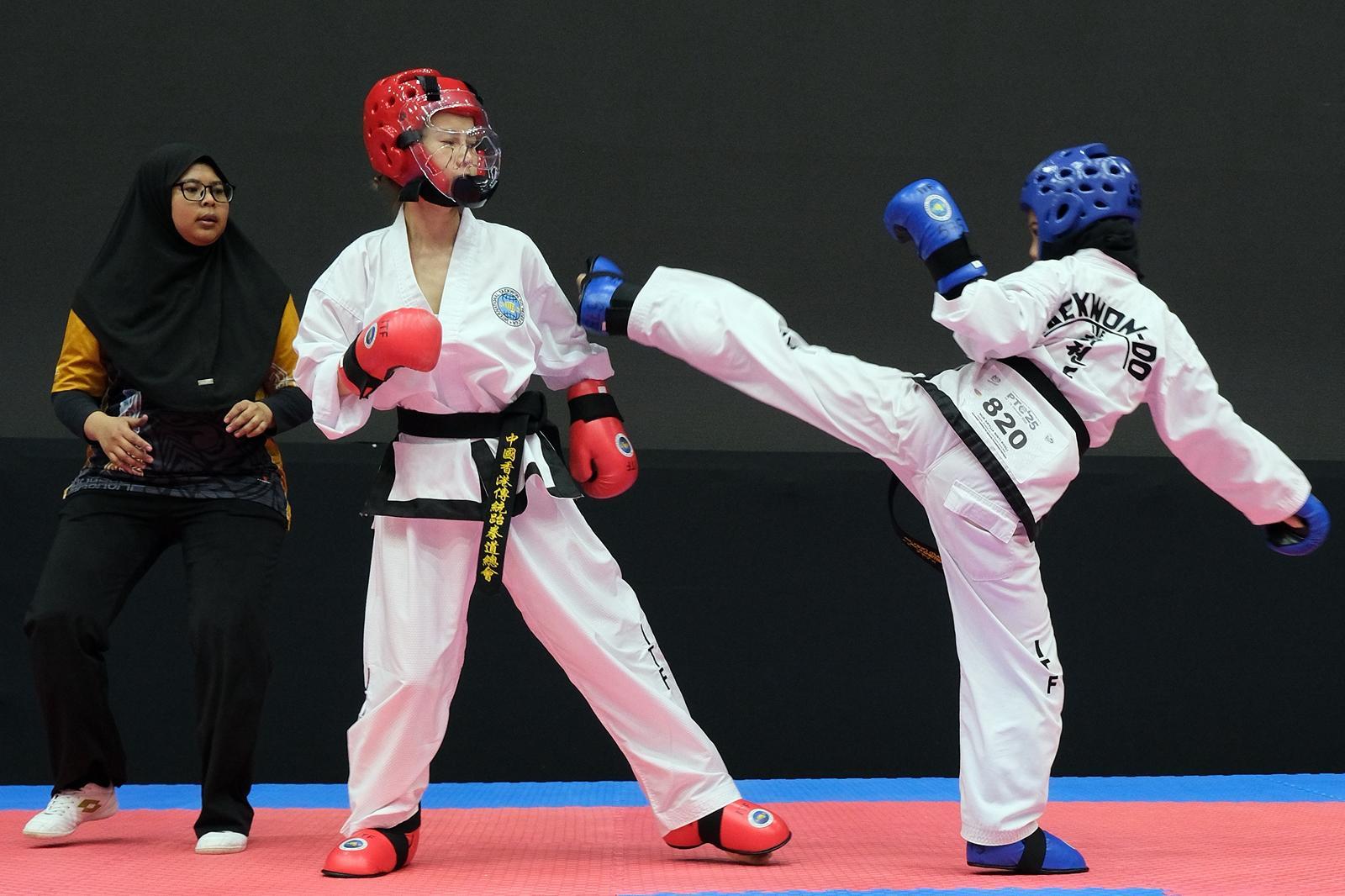 鄧月平代表香港以運動員身份出戰跆拳道比賽。