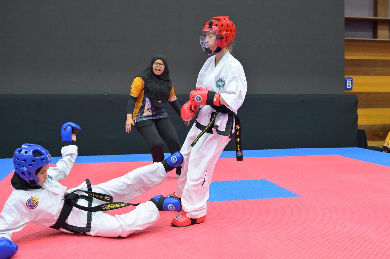 鄧月平代表香港以運動員身份出戰跆拳道比賽。