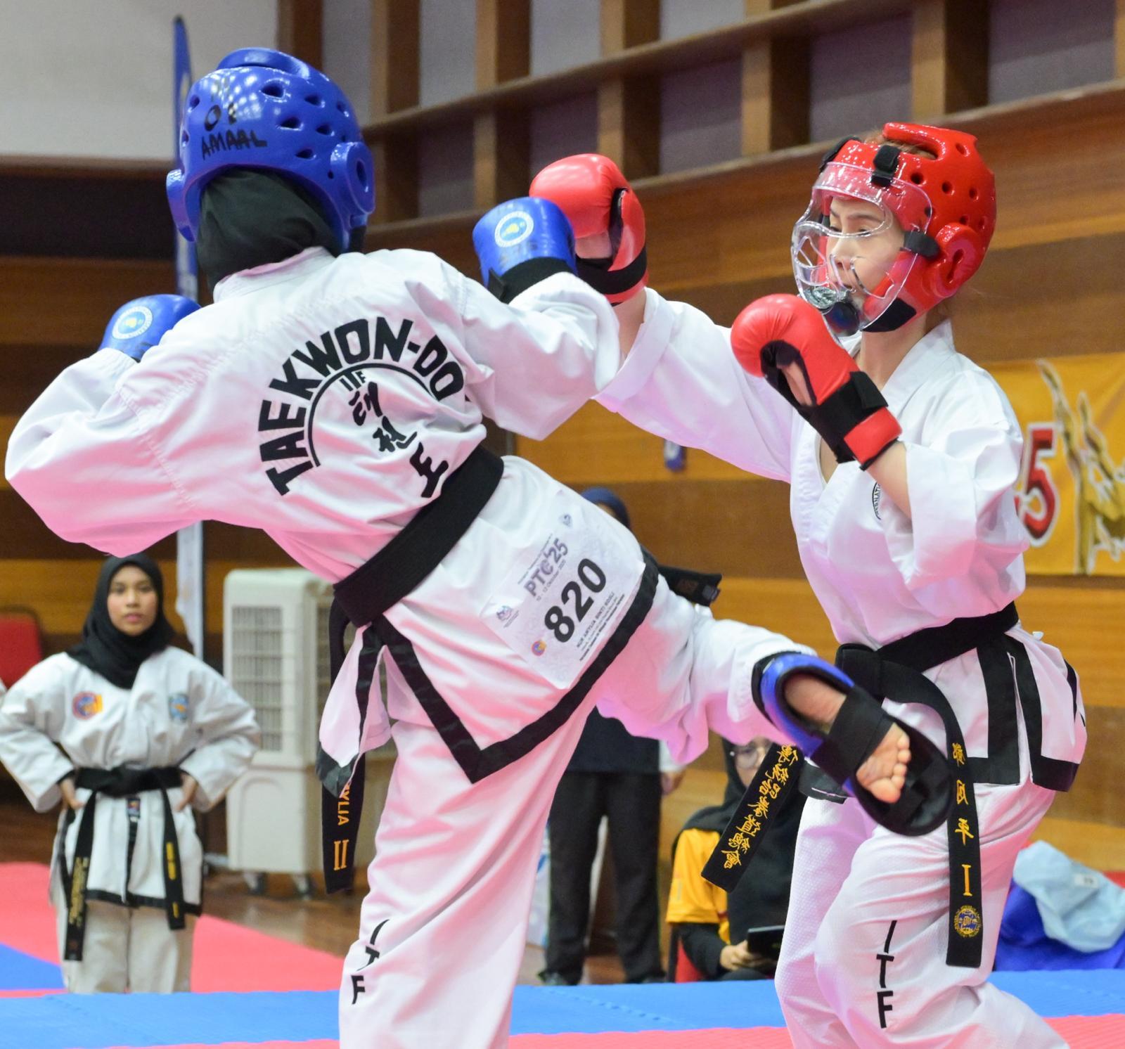 鄧月平代表香港以運動員身份出戰跆拳道比賽。