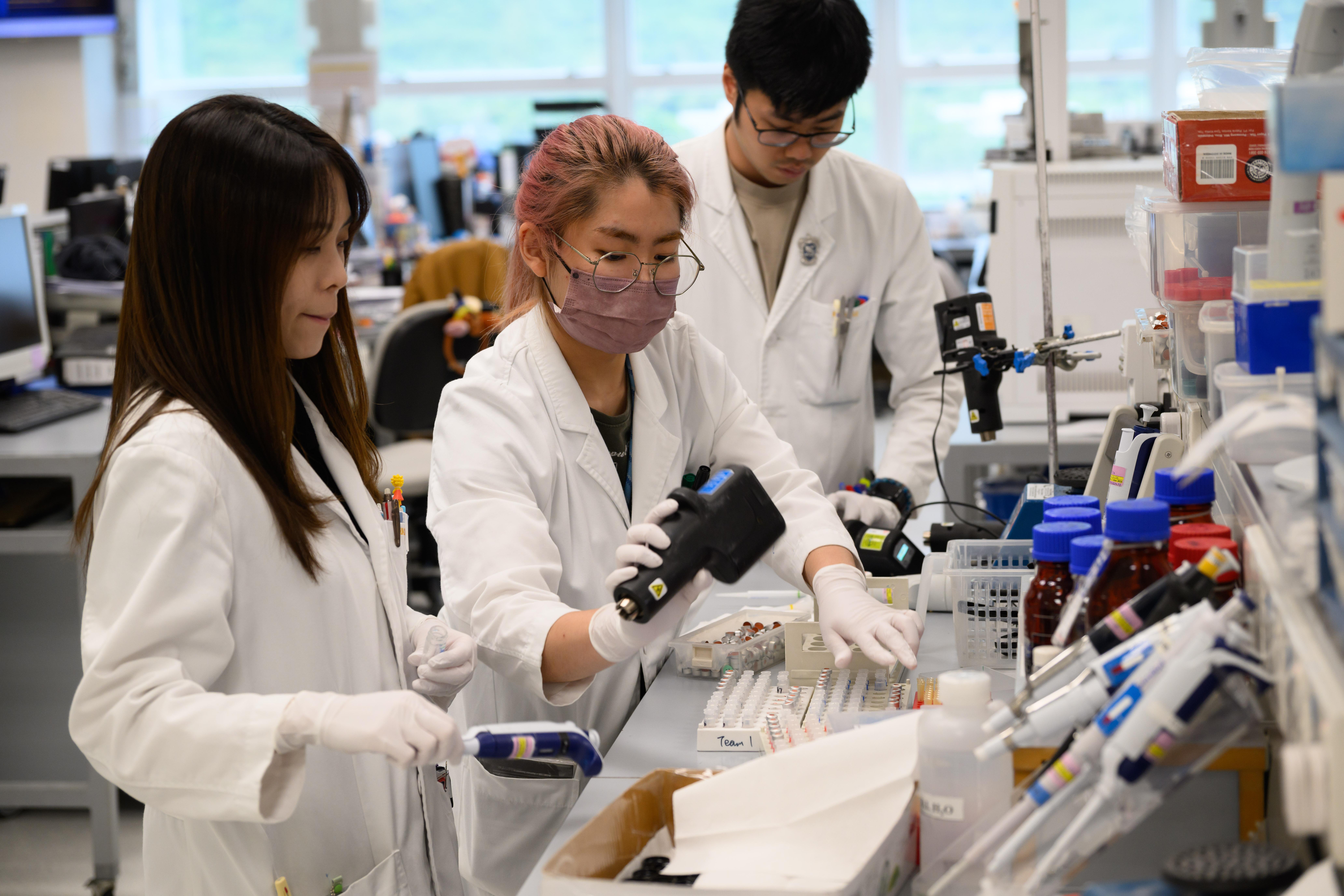 馬會賽事化驗所為樣本進行檢測工序。(賽馬會提供)