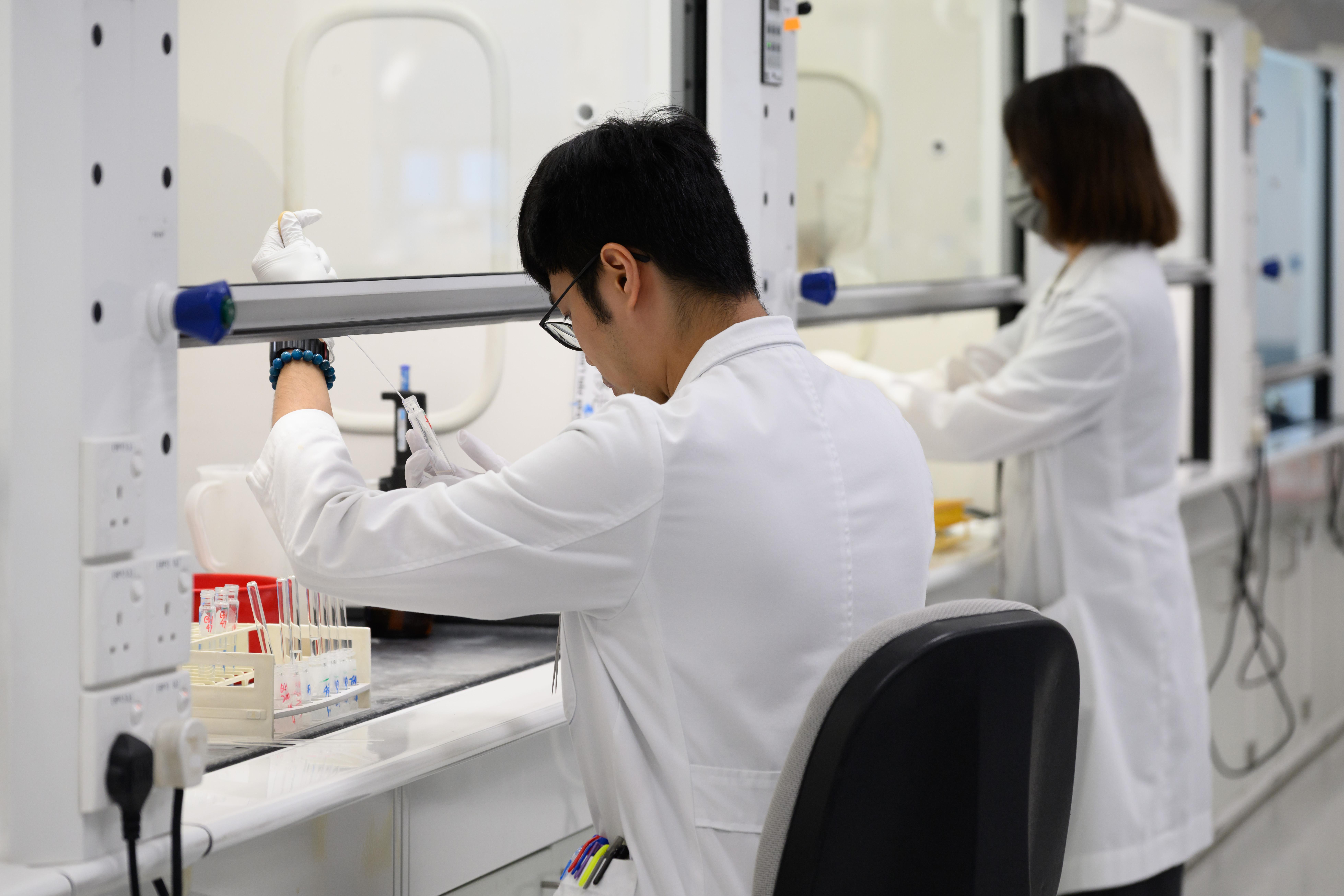 馬會賽事化驗所為樣本進行檢測工序。(賽馬會提供)