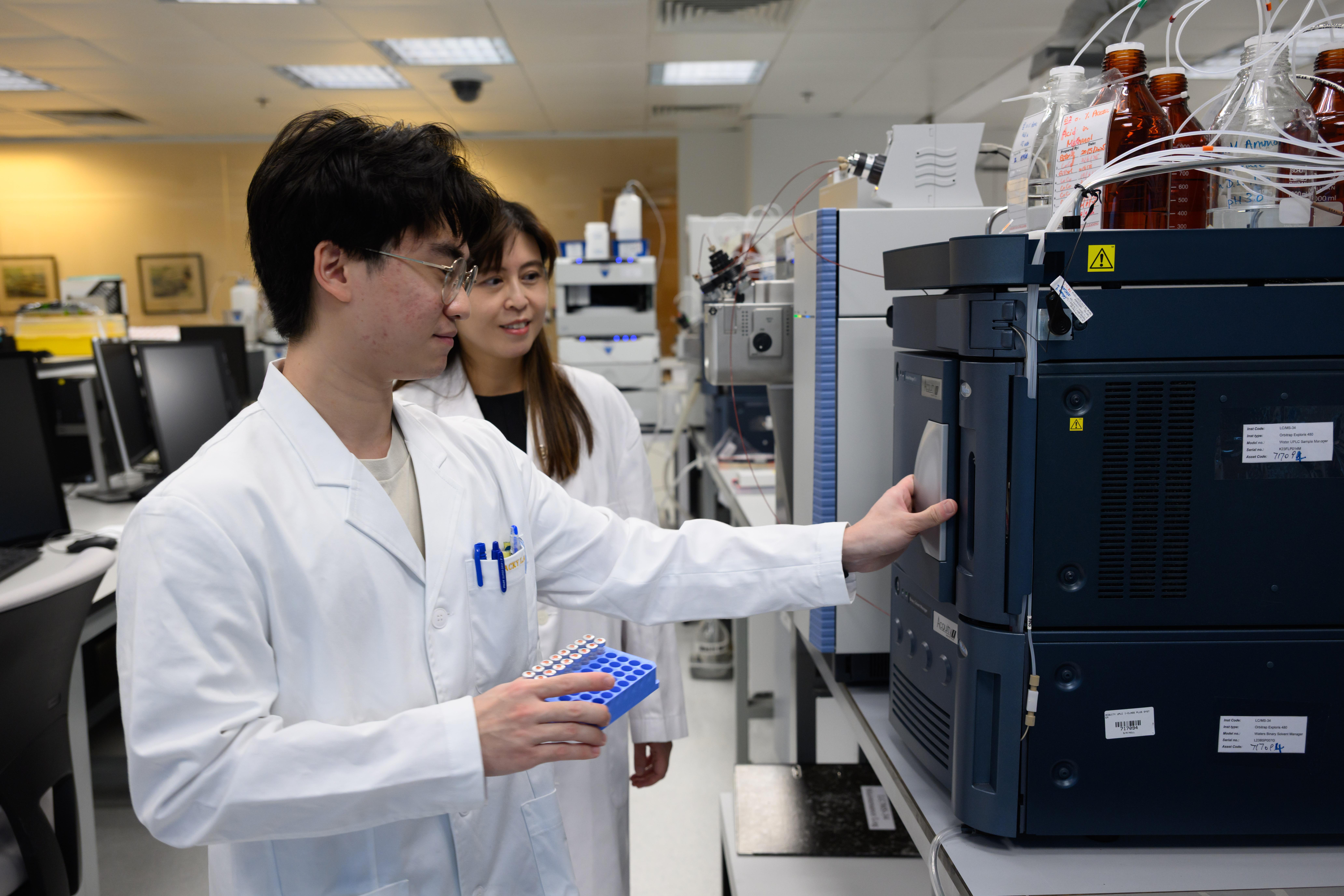 馬會賽事化驗所為樣本進行檢測工序。(賽馬會提供)