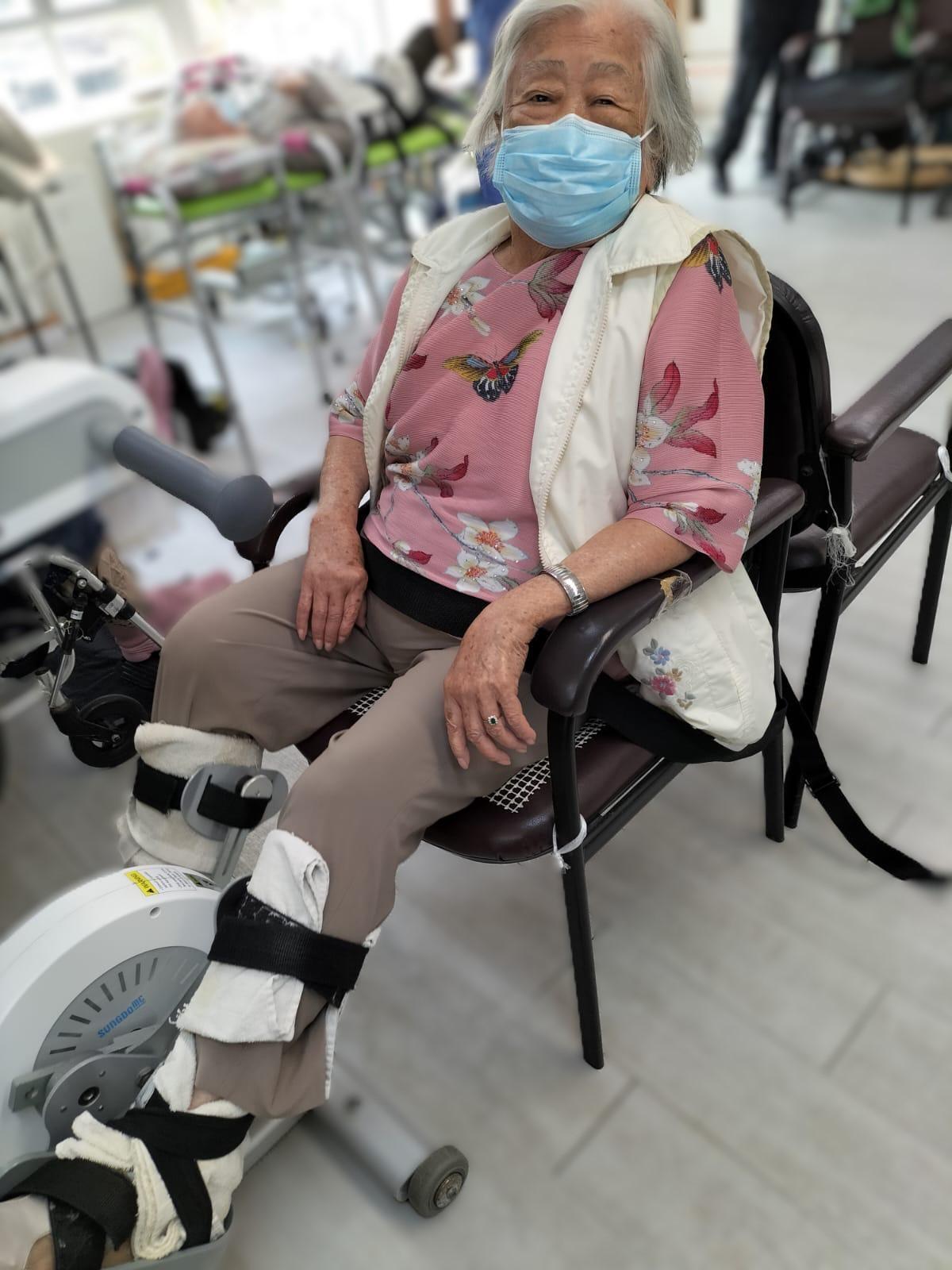 寧養院跨專業團隊為許婆婆(圖)及其他院友制訂個人化復康計劃,全程守護院友健康。
