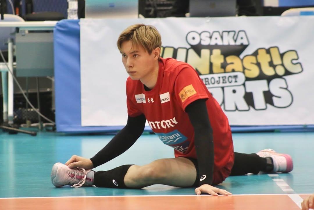 日本排球代表高橋藍現年24歲。