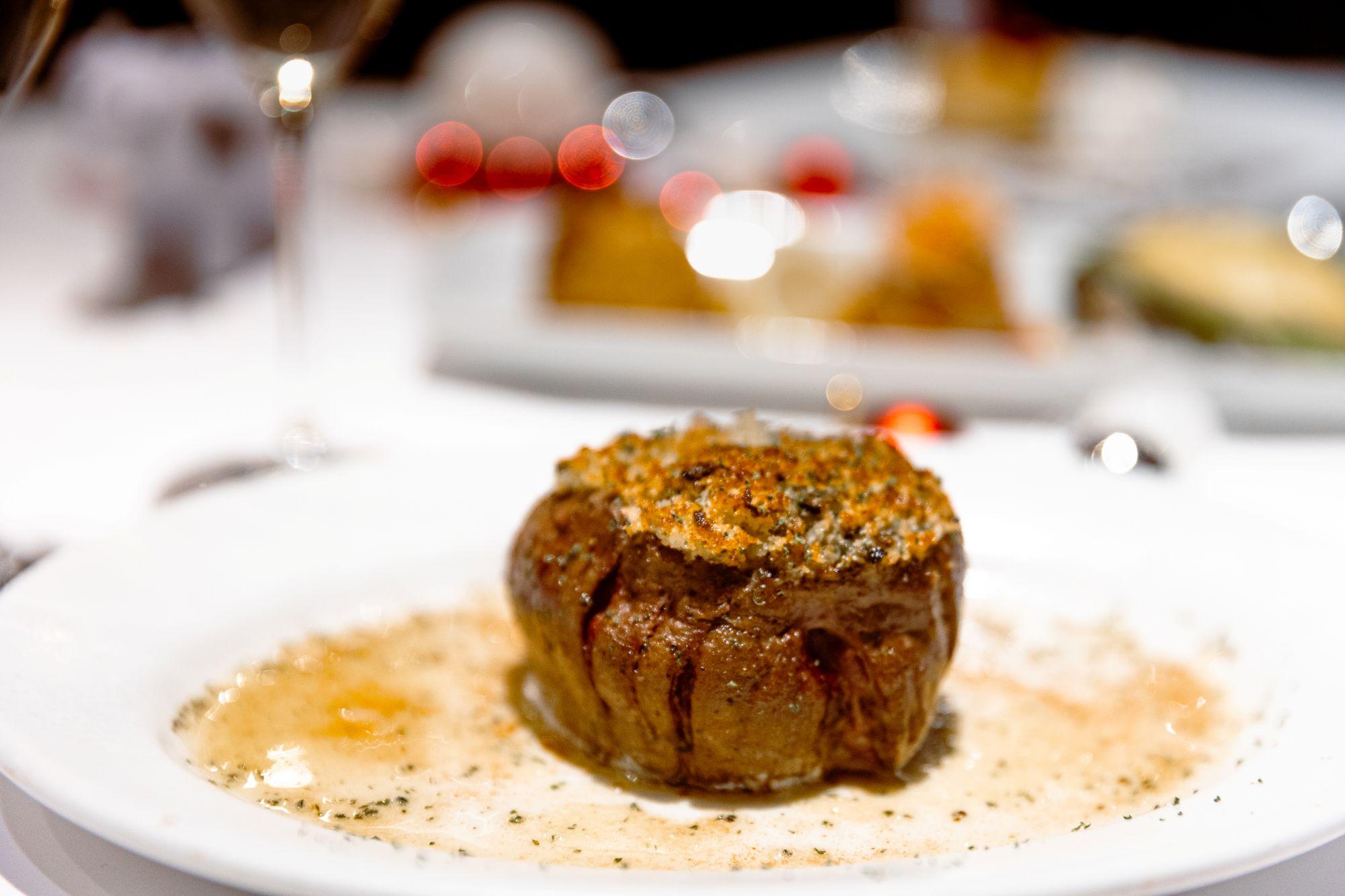 主菜美國菲力牛扒佐香酥松露