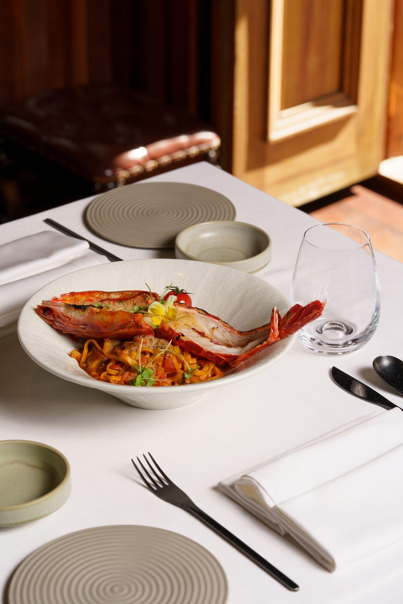 紅蝦意粉($328)採用手工蝦籽麵,加入本地蝦米油調香,配上清新柚子醬汁。