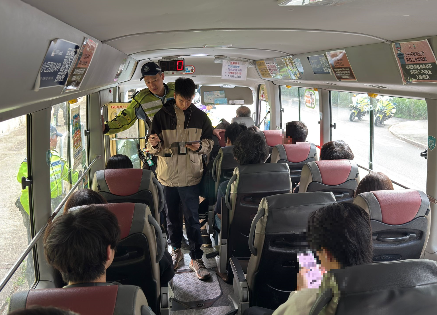 警方在東九龍區進行交通執法行動,警員喬裝為乘客登上公共小巴,發現31名乘客沒有穩妥繫上安全帶。(警方圖片)