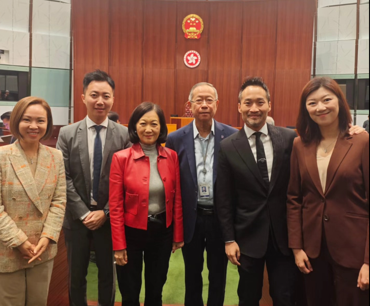 葉劉淑儀出席立法會最後一次大會時,與另外5名黨友黎棟國、容海恩、陳家珮、何敬康、李梓敬在會議廳打卡,表示「可能是最後合照」。(葉劉淑儀IG)