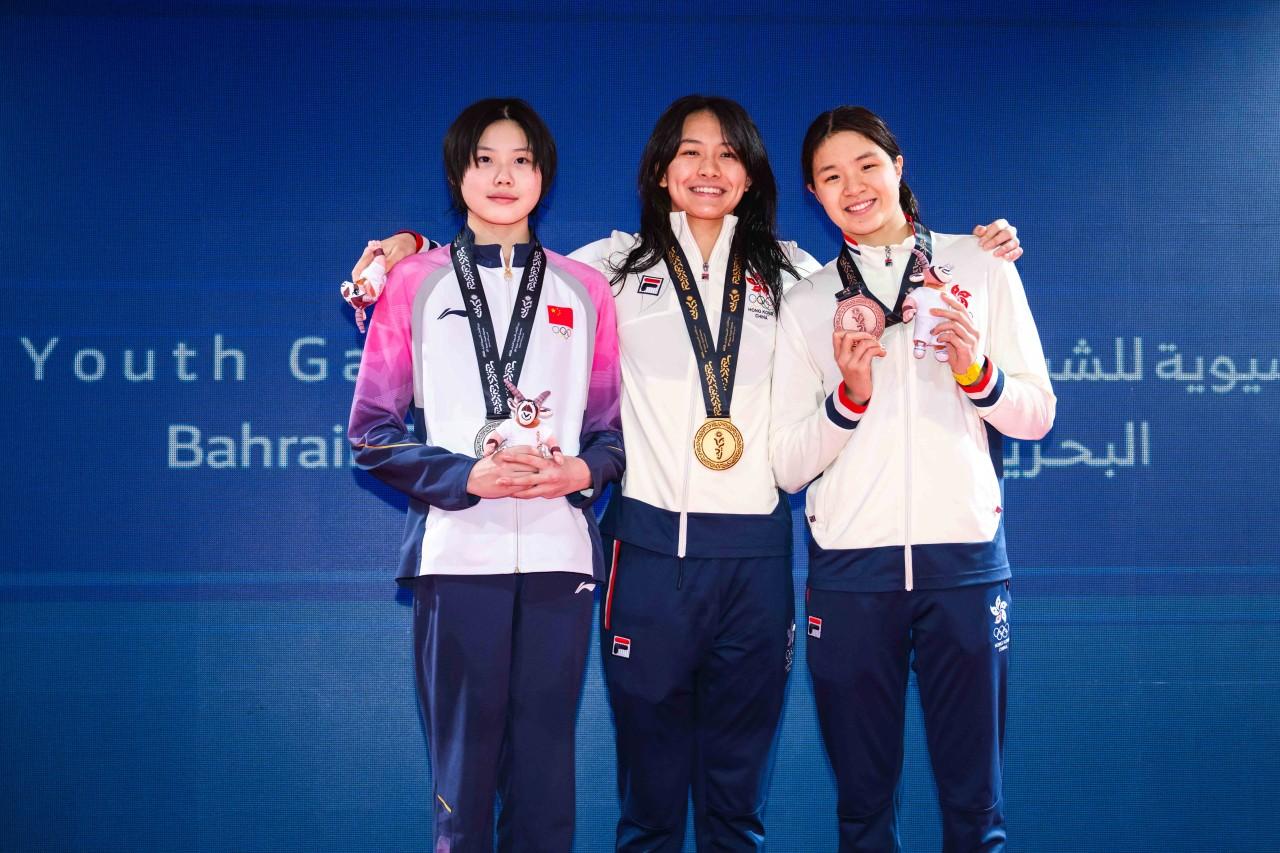亞洲青年運動會|香港泳隊項奪兩金一銀兩銅 李芯瑤(中)50自封后。(港協暨奧委會)