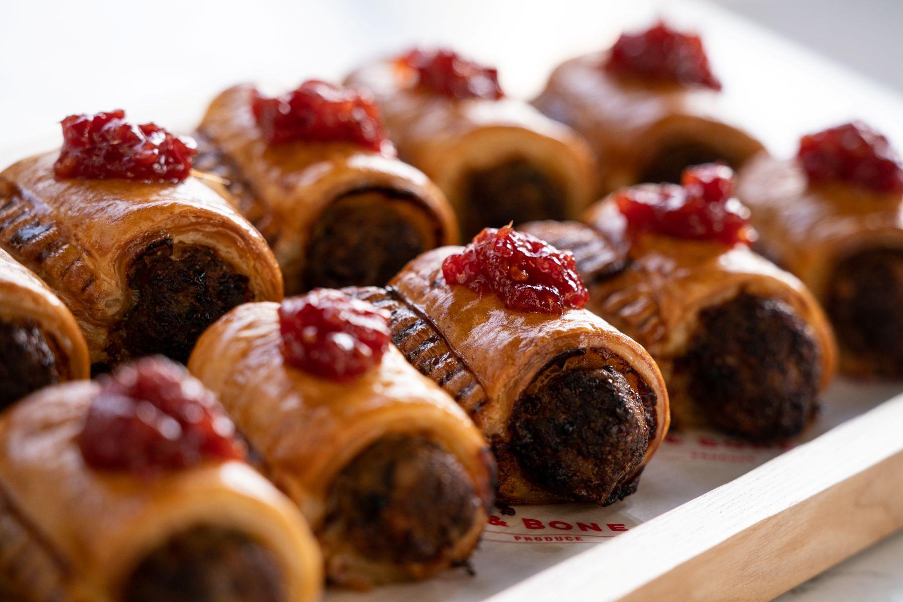 美食市集只需$10代幣可換購芝士牛扒三明治、香腸卷和Vili's餡餅等。