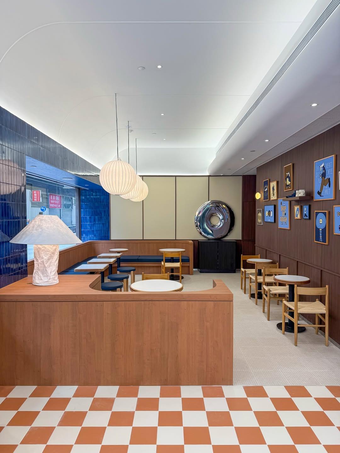 裝修延續簡約藍系風格 推出香港限定口味