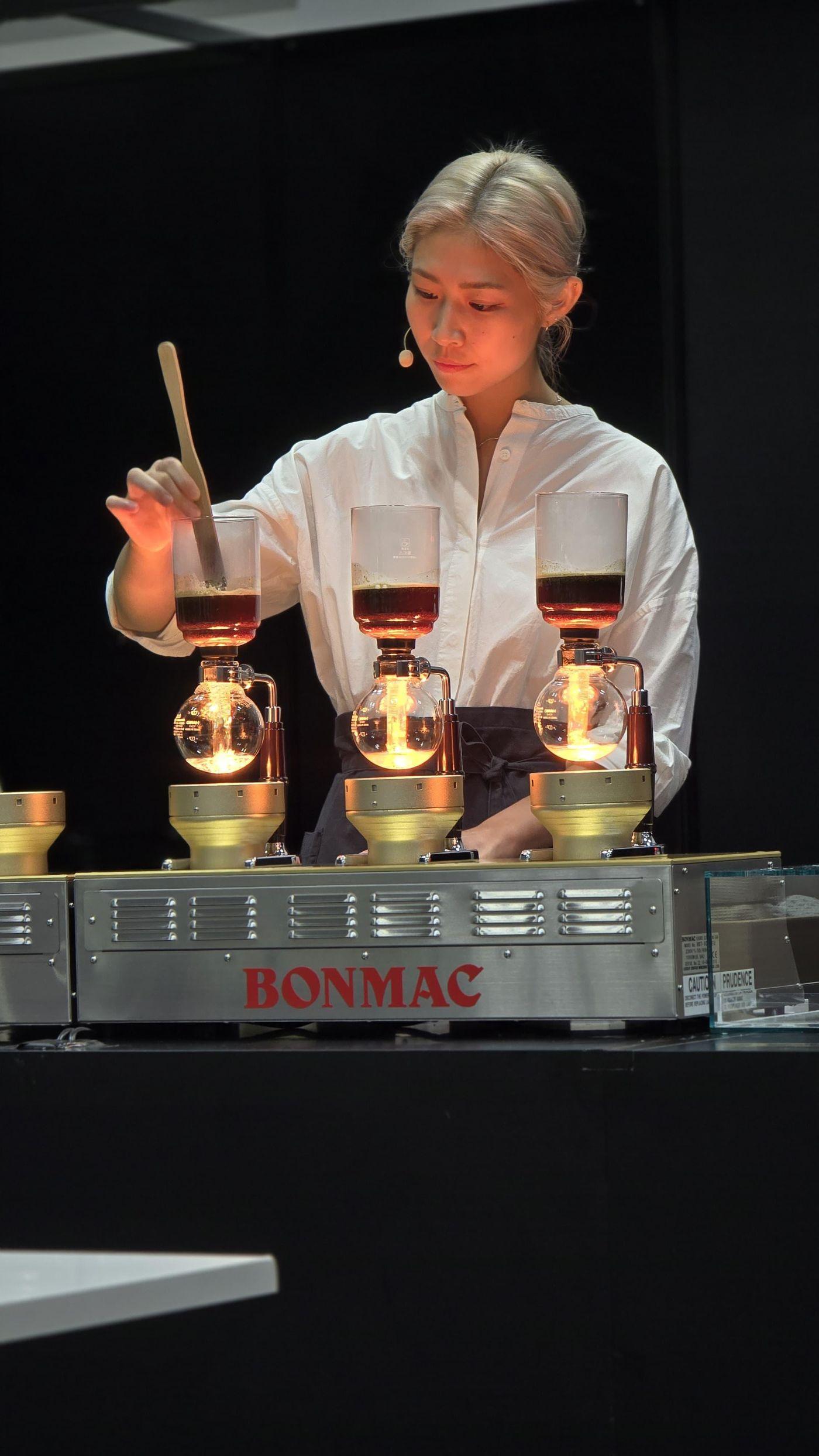 2025世界虹吸式咖啡師比賽冠軍Sofie Chan,將於10月31日(五)帶來三款冠軍級咖啡豆給大家品嘗。