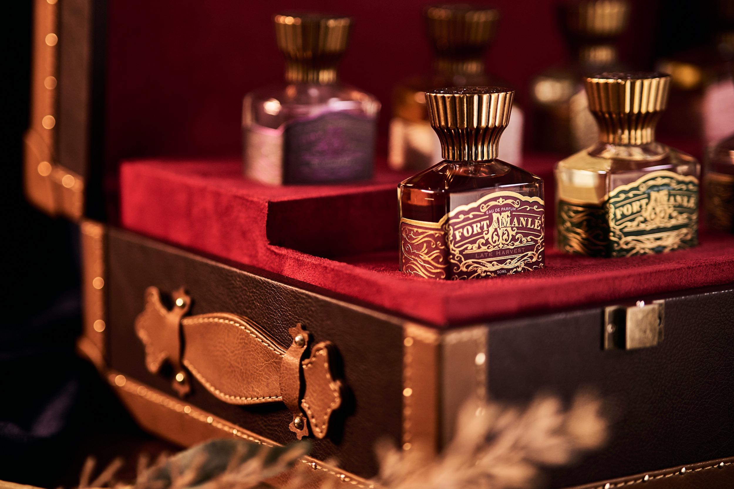 Fort & Manlé 全球首間香水店開幕,店內散發低調優雅的復古氣息。店面採用經典木材裝飾,營造高尚格調,仿如高級私人雪茄酒窖的氛圍。
