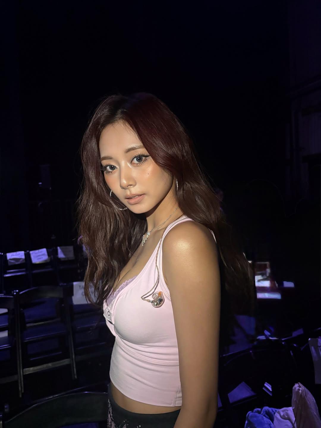 周子瑜@TWICE亮相Victoria's Secret騷。(周子瑜IG)