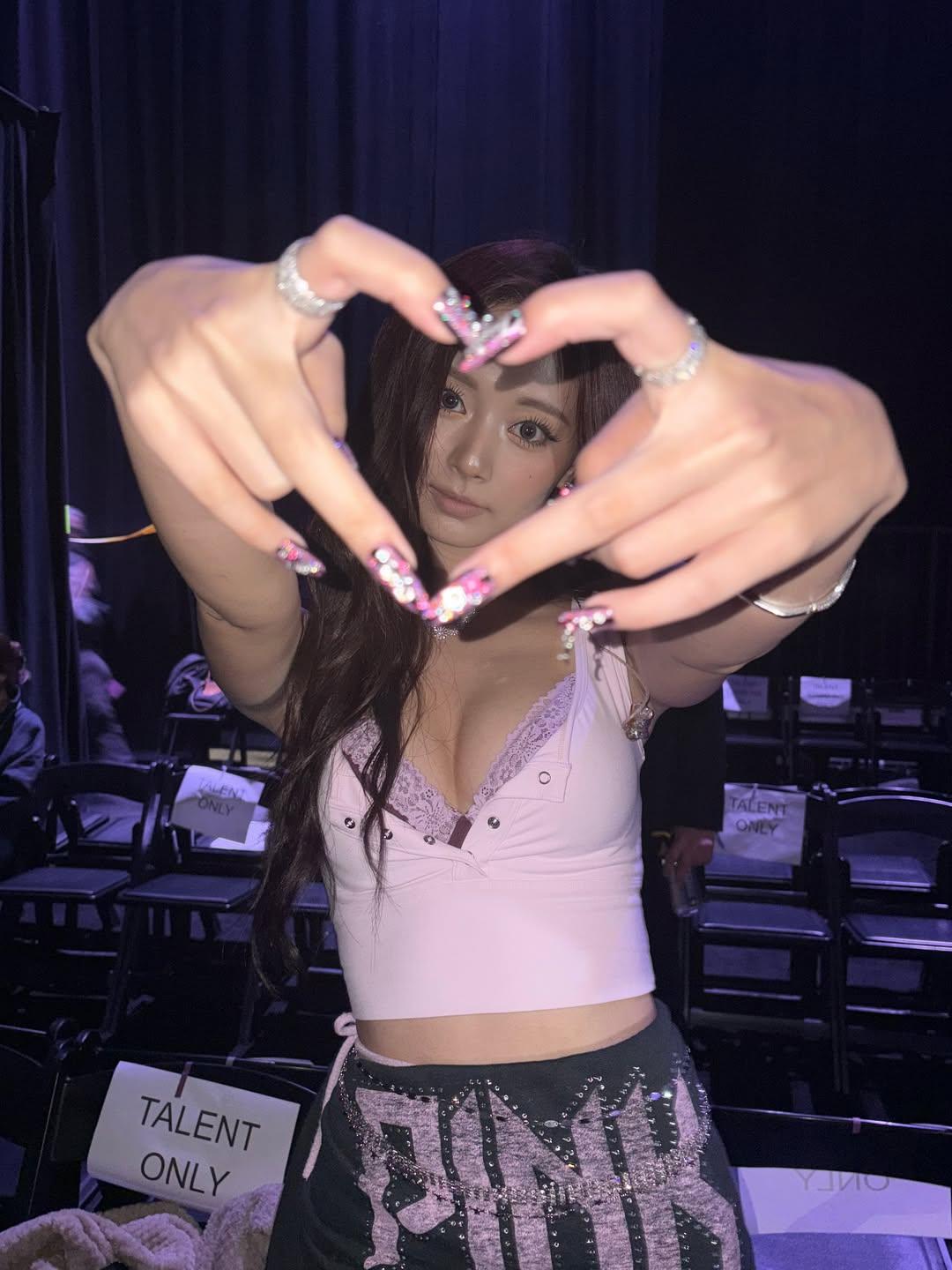 周子瑜@TWICE亮相Victoria's Secret騷。(周子瑜IG)