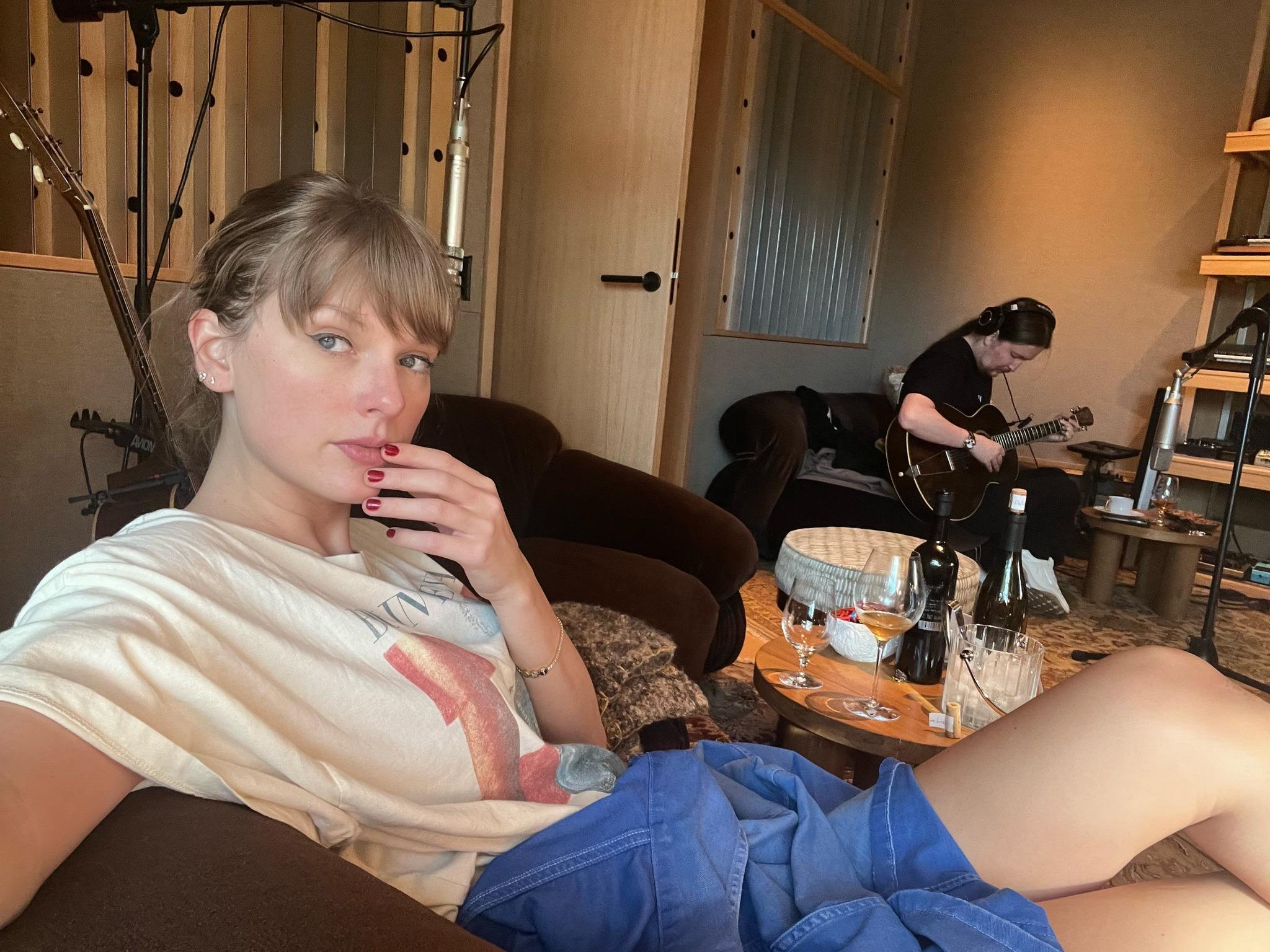 《The Life of a Showgirl》獲得好成績,Taylor Swift上載與音樂人朋友家中練歌的照片。