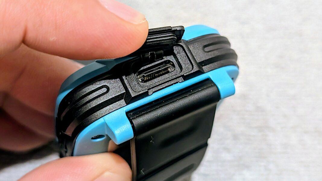 TecAnswer S1H 兒童智能手錶底部則是 USB-C 充電位置,有防水蓋保護。