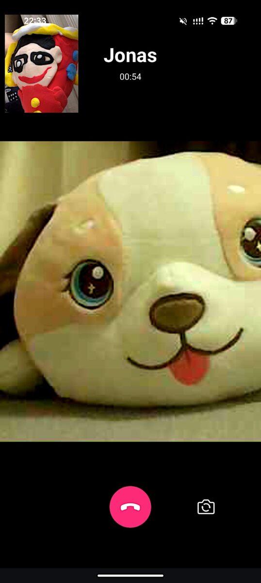 TecAnswer S1H 兒童智能手錶右圖的雖然使用了卡通來替代,但真實使用反映也很好,加上使用正方形的裁切,盡用了鏡頭畫面。