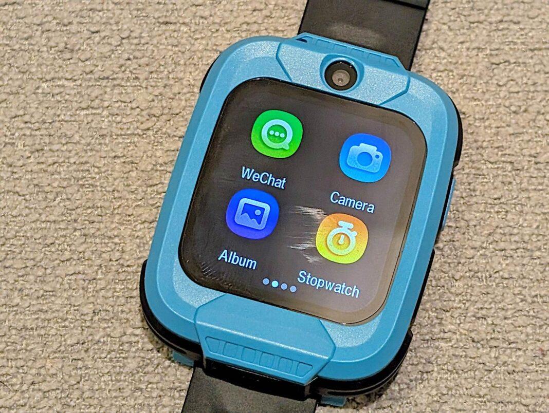 TecAnswer S1H 兒童智能手錶第二頁的功能像群聊(上圖 WeChat)、相機、相簿、計時錶等,最主要也比較實用的算是群聊,可以當作是簡訊般,直接與手錶傳送訊息,例如小朋友可以發語音訊息,家長在手機上也可以發送語音訊息,或者是發送文字訊息均可。