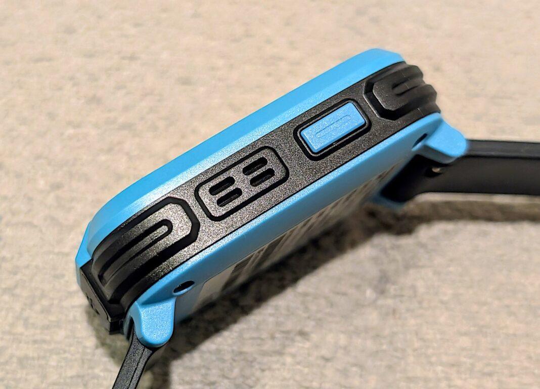 TecAnswer S1H 兒童智能手錶右側是開關鍵。