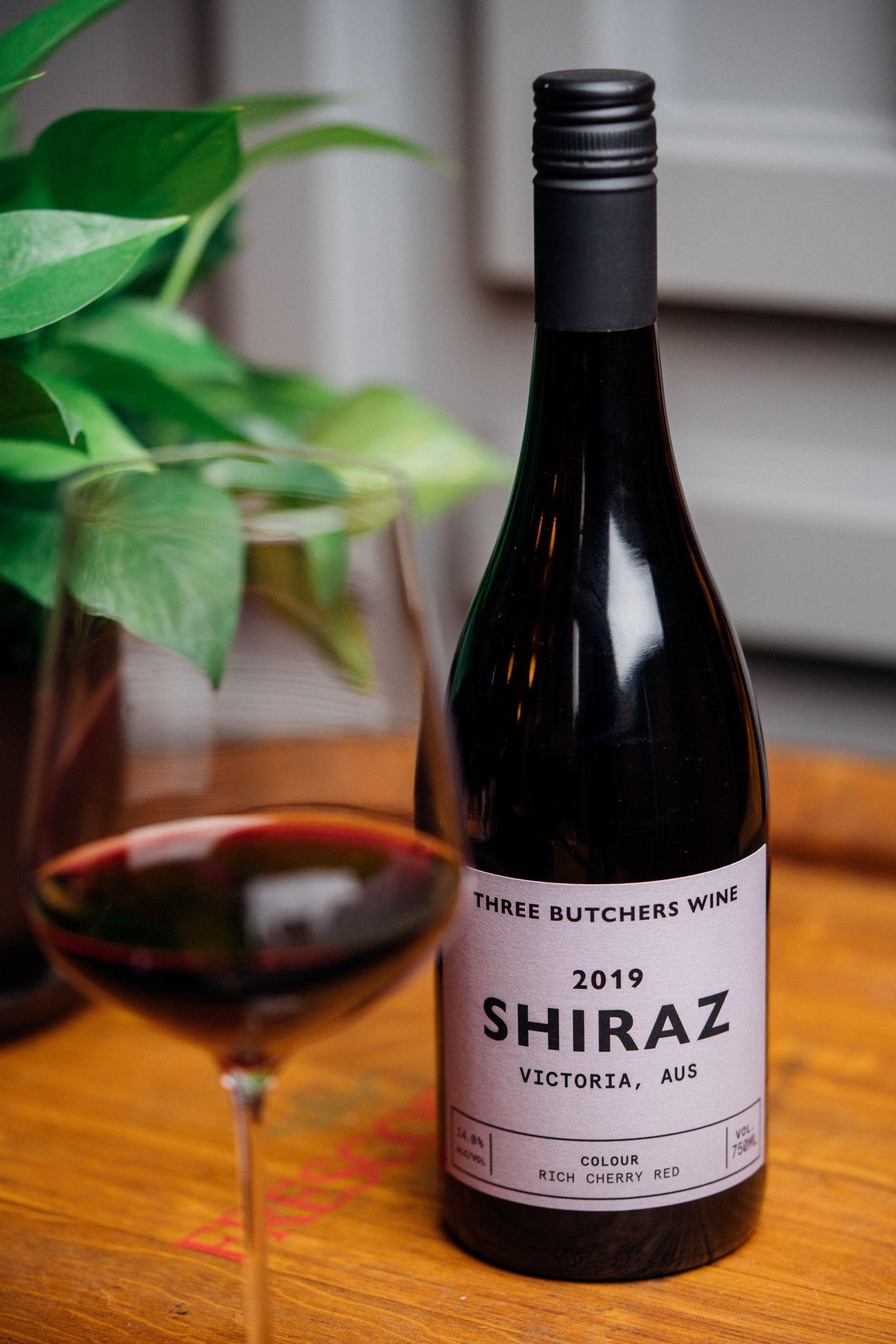 於10月13日至19日期間,客人單筆消費滿$350,即可以$10換購Three Butchers葡萄酒。