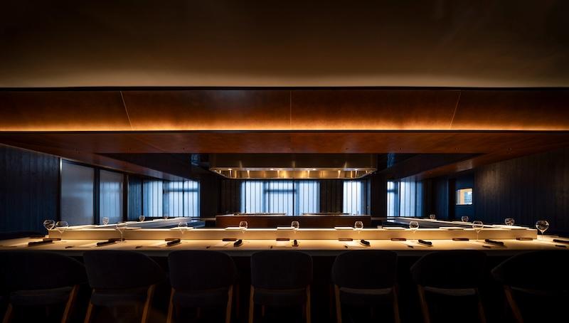 大家坐在可容納16位客人的 U 形吧台,可欣賞廚師的燒烤技藝。