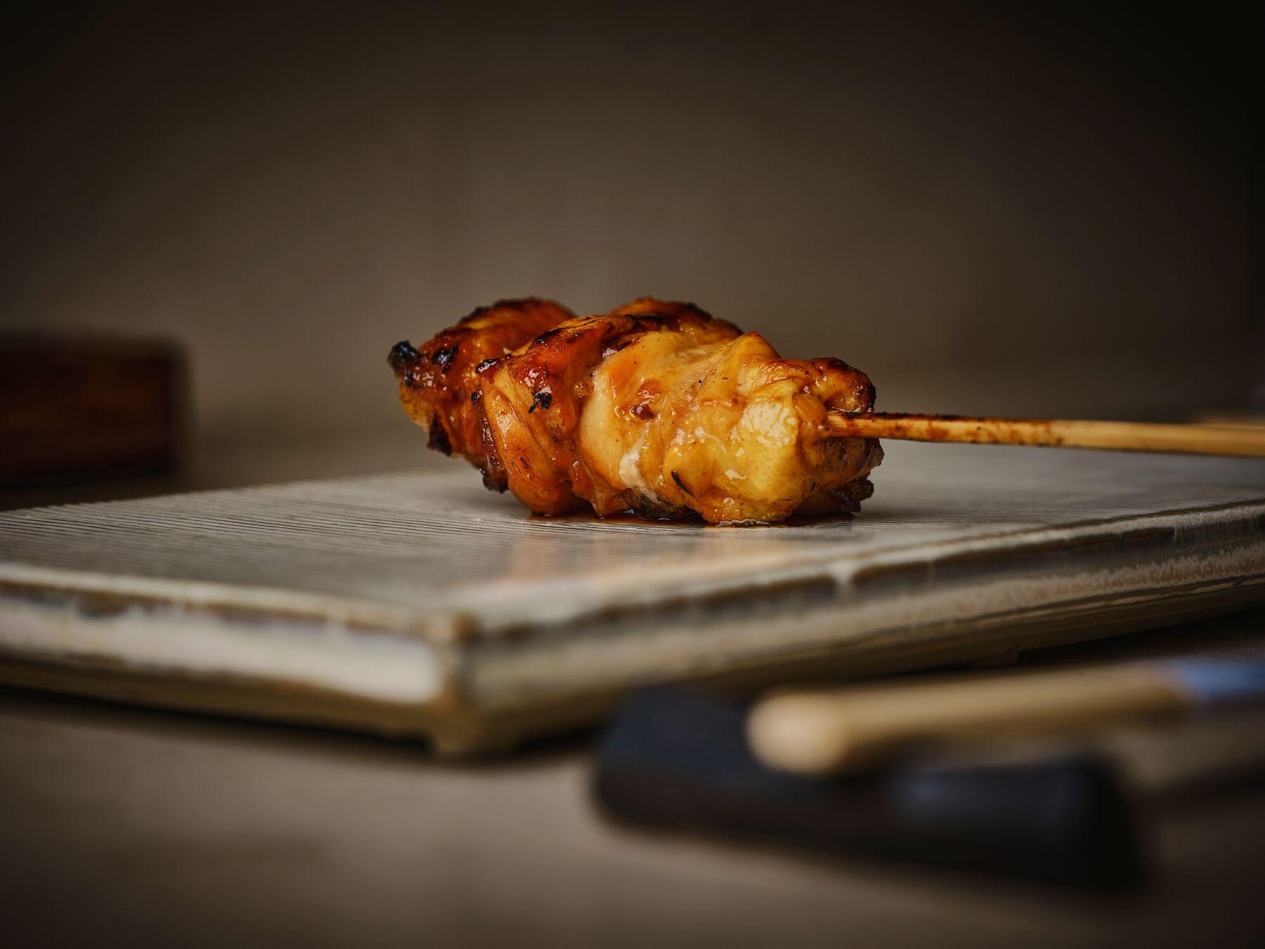 雞肉串燒沾上炭火香氣。