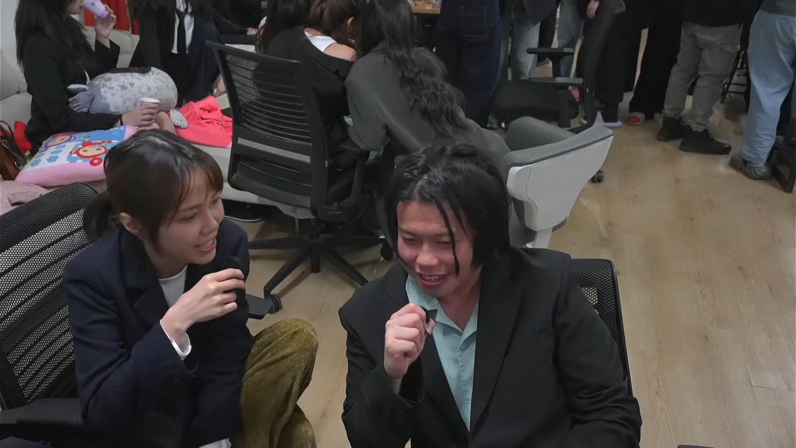 試當真告別直播,豪哥(蘇致豪)與同事傾談。