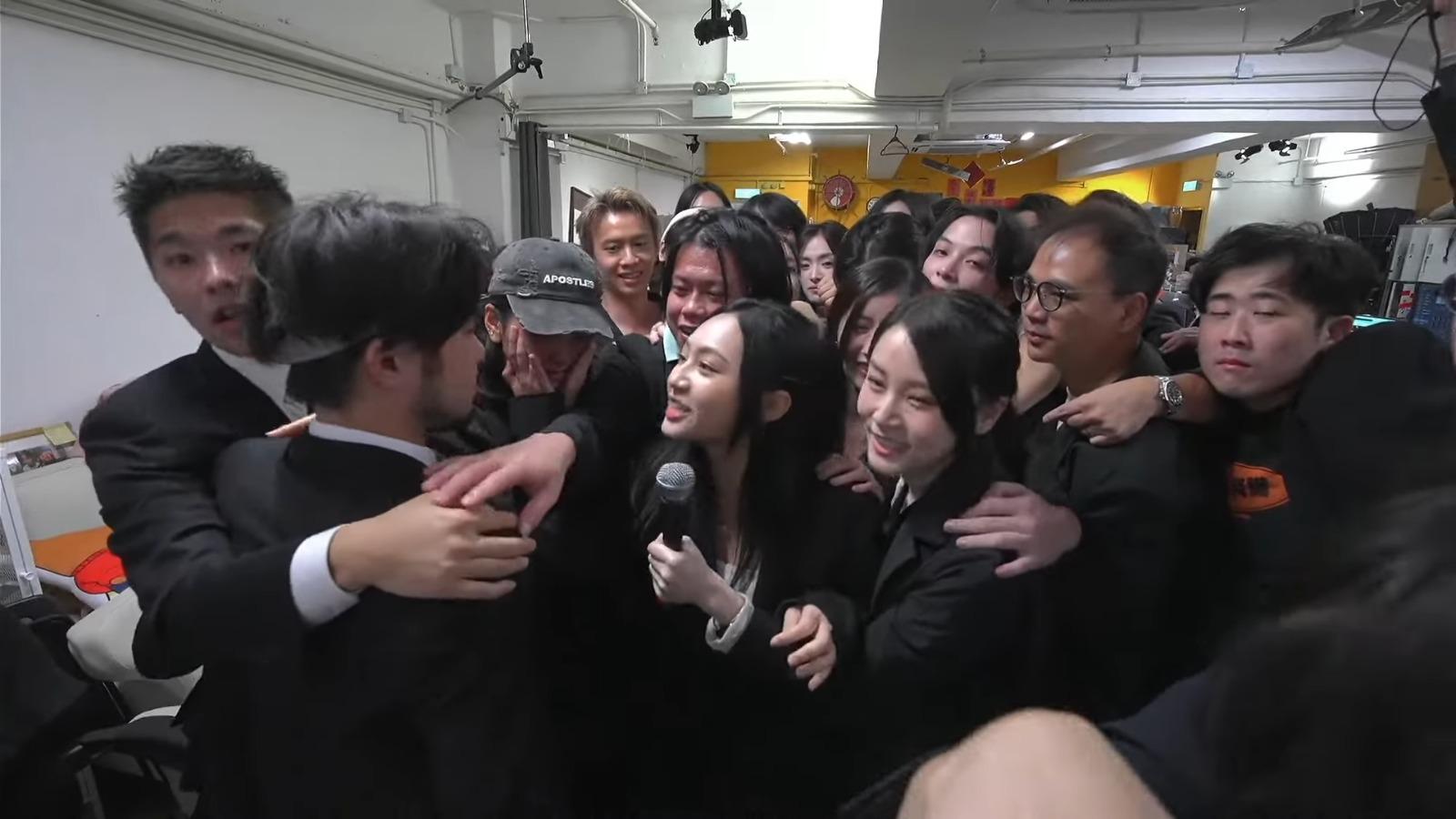 試當真告別直播,臨別時眾人擁抱。