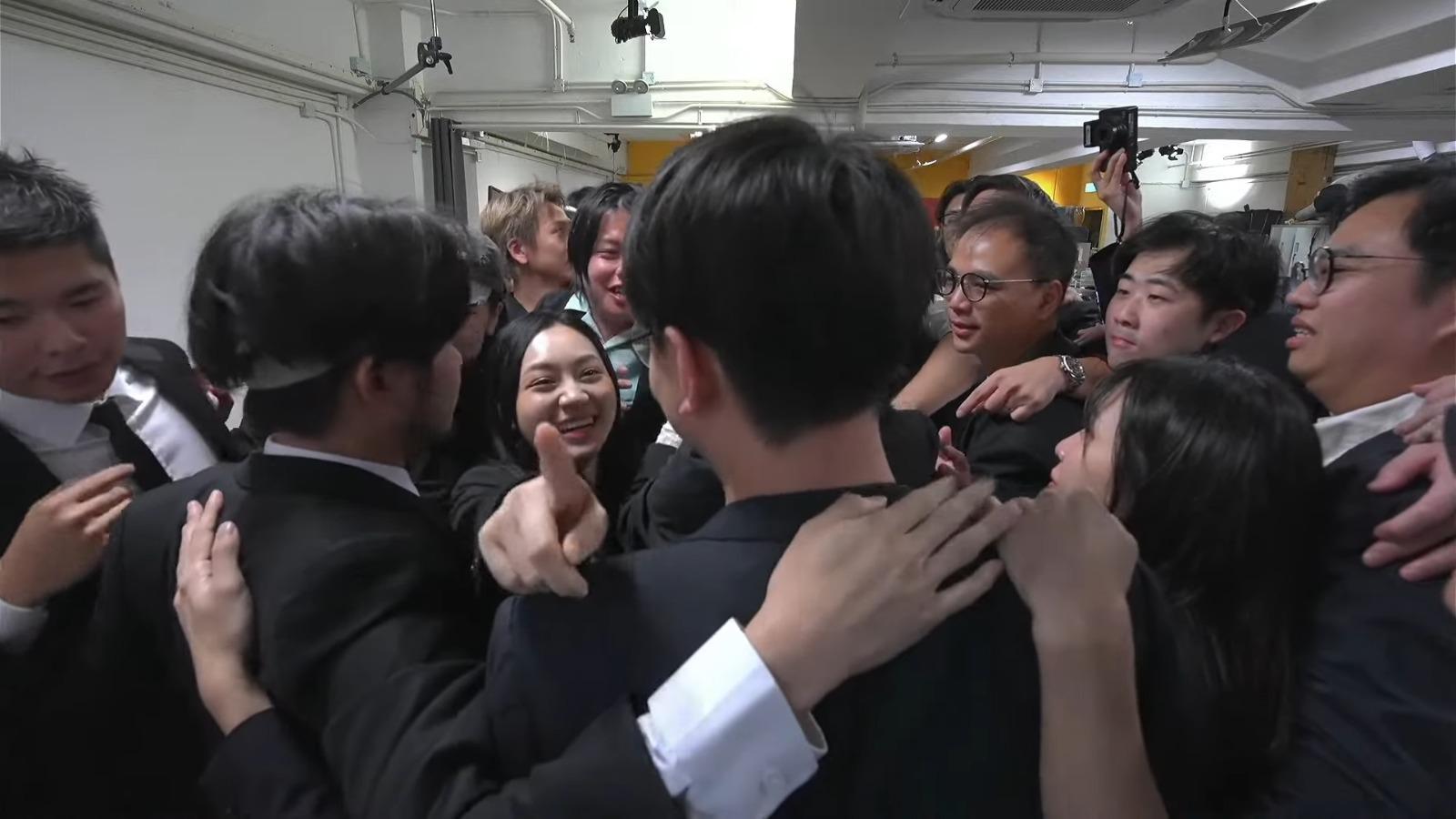 試當真告別直播,臨別時眾人擁抱。