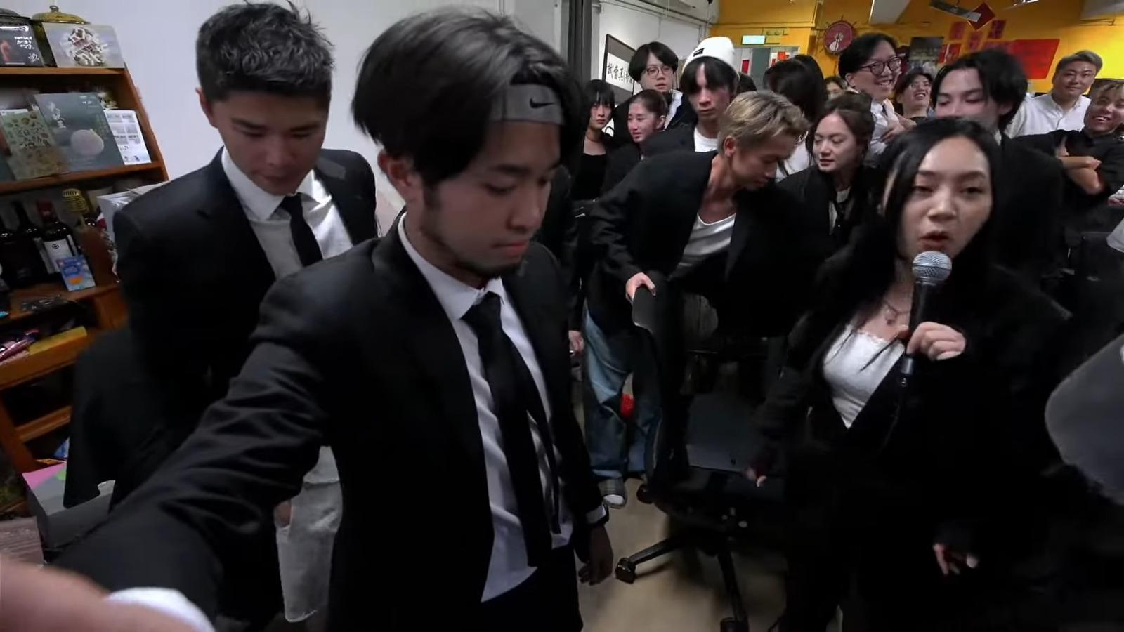 試當真告別直播,阿慈獲不少網民大讚「救場出色」。