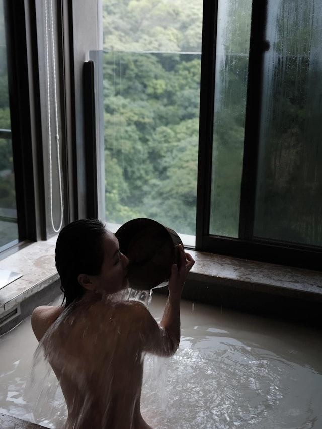 杜汶澤曾在社交平台上載老婆田蕊妮半裸背部的照片。(FB@田蕊妮 Kristal Tin)