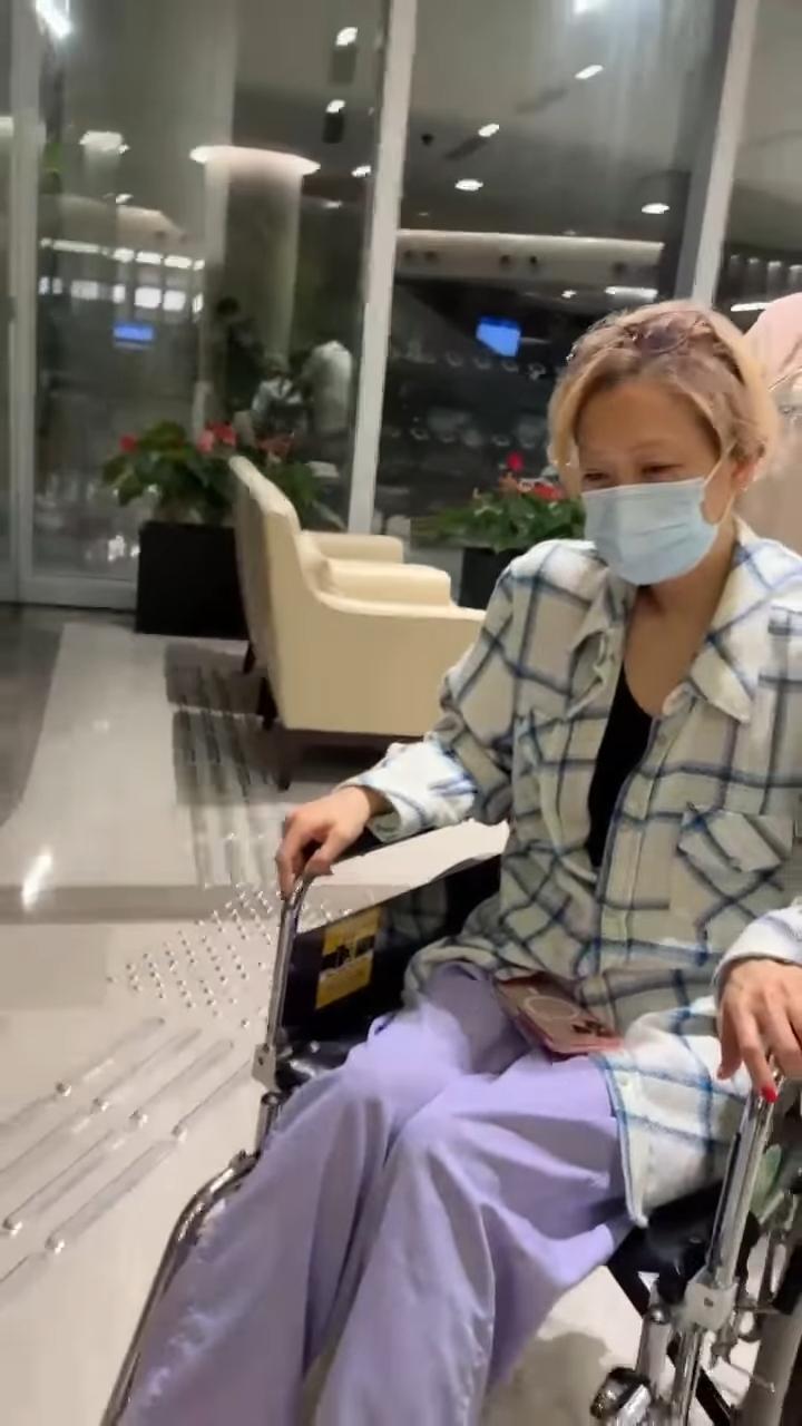 鄭秀文(Sammi)近日忙於籌備下月與張敬軒一同演出的《拉闊音樂會》,她曾透露屆時會跟張敬軒一齊勁歌熱舞。然而,Sammi在社交平台上載她坐輪椅的影片,見到她無晒表情坐在輪椅上,在IG限時動態亦上載了一條她用枴杖行路的影片,但Sammi面露痛苦表情,可見她的患處非常痛楚。
