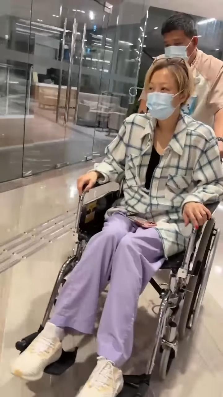 鄭秀文(Sammi)近日忙於籌備下月與張敬軒一同演出的《拉闊音樂會》,她曾透露屆時會跟張敬軒一齊勁歌熱舞。然而,Sammi在社交平台上載她坐輪椅的影片,見到她無晒表情坐在輪椅上,在IG限時動態亦上載了一條她用枴杖行路的影片,但Sammi面露痛苦表情,可見她的患處非常痛楚。