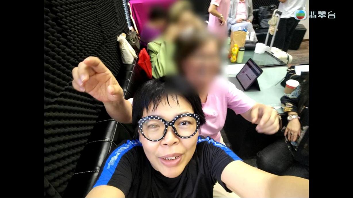 八両菜左眼變青光眼,右眼的視力亦受影響。