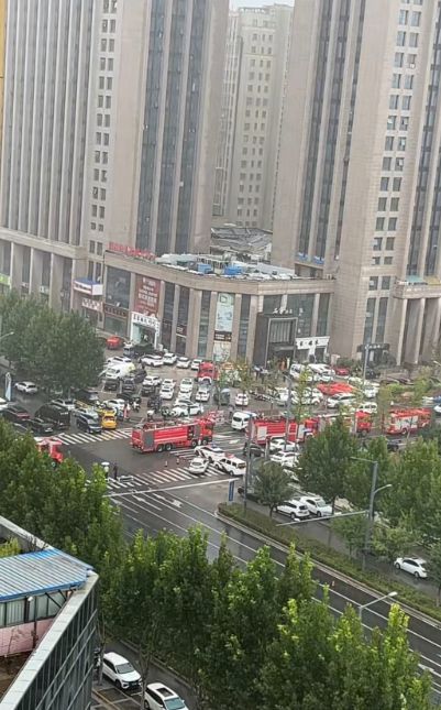 江蘇酒店屋頂傾塌。(網上圖片)