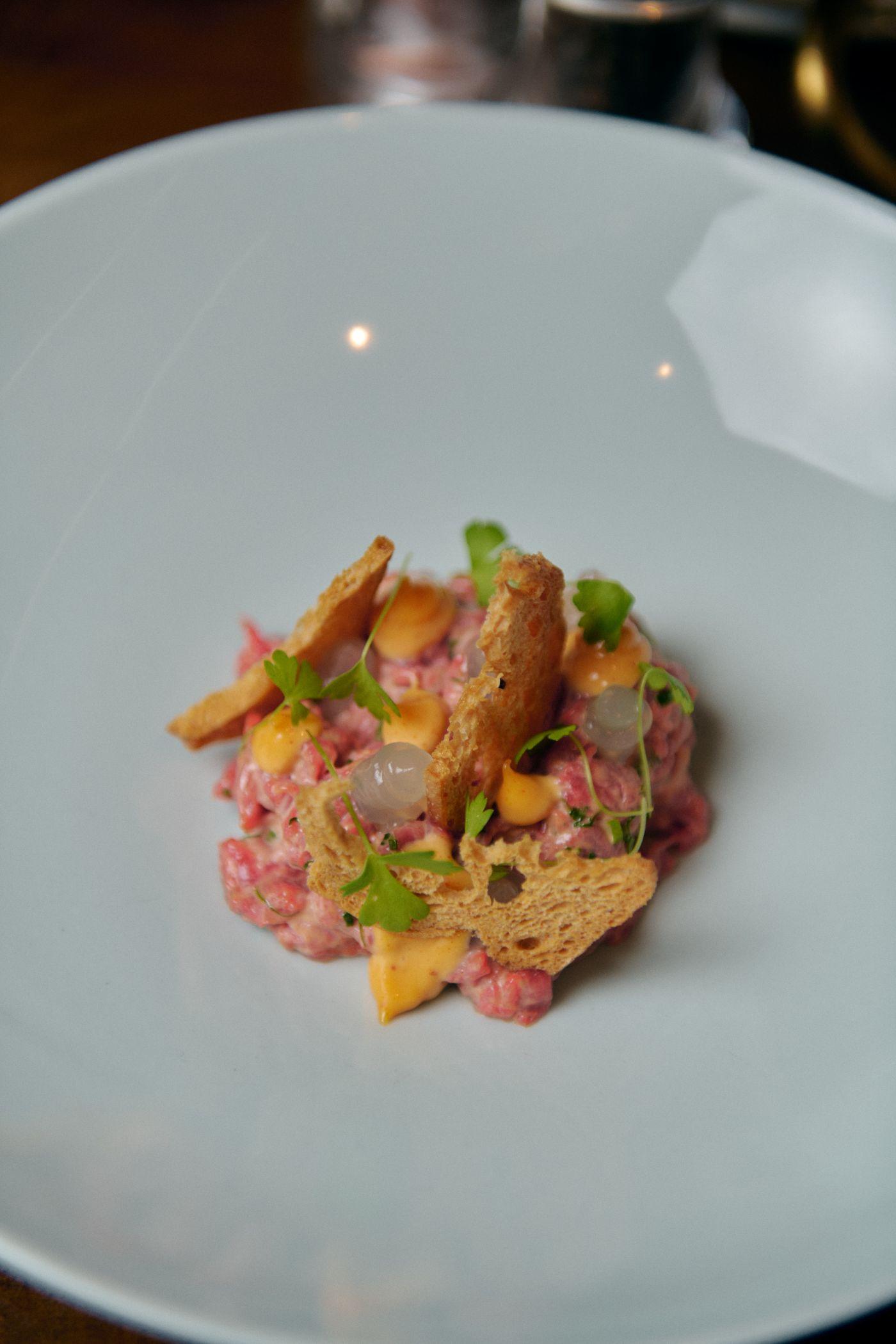 威靈頓牛柳餐頭盤可選牛肉他他或龍蝦卷。