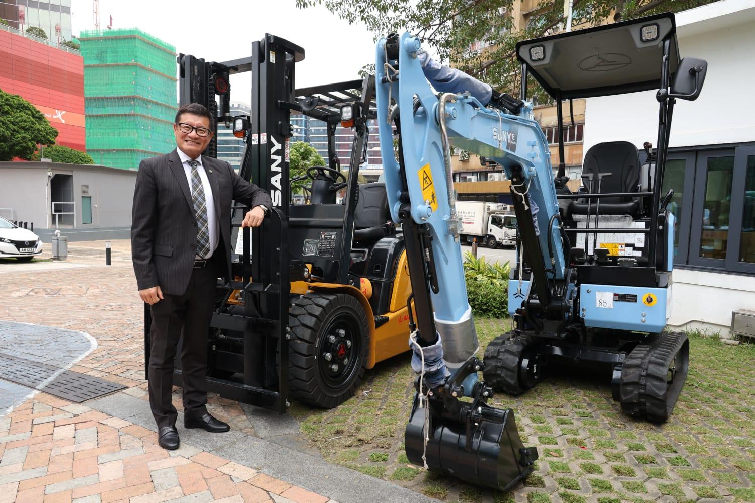 電動叉車及電動微型挖泥機亦已應用於工地,有效減少現場噪音及空氣污染,降低溫室氣體排放,推動工地營運邁向零碳目標。