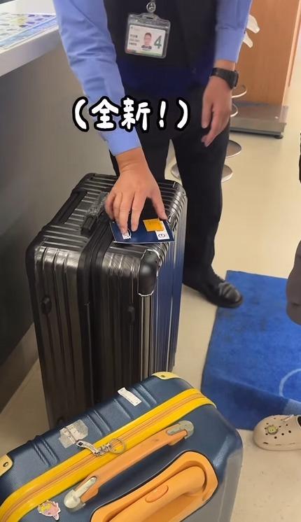 一隻阿圓獲航空公司即時賠一個新的行李喼。(Threads截圖)