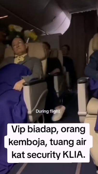 一名柬埔寨籍旅行社職員涉嫌從香港飛往吉隆坡的航班上製造騷亂,被控對空中服務員出言不遜。(影片截圖)