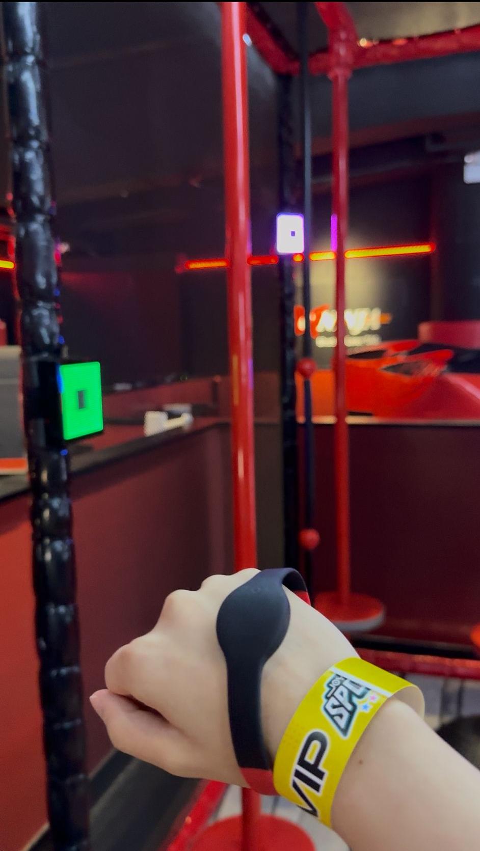 玩家需以用電子手帶收集分數。